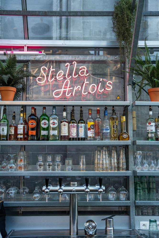 Stella Artois neonlicht boven drankenschap